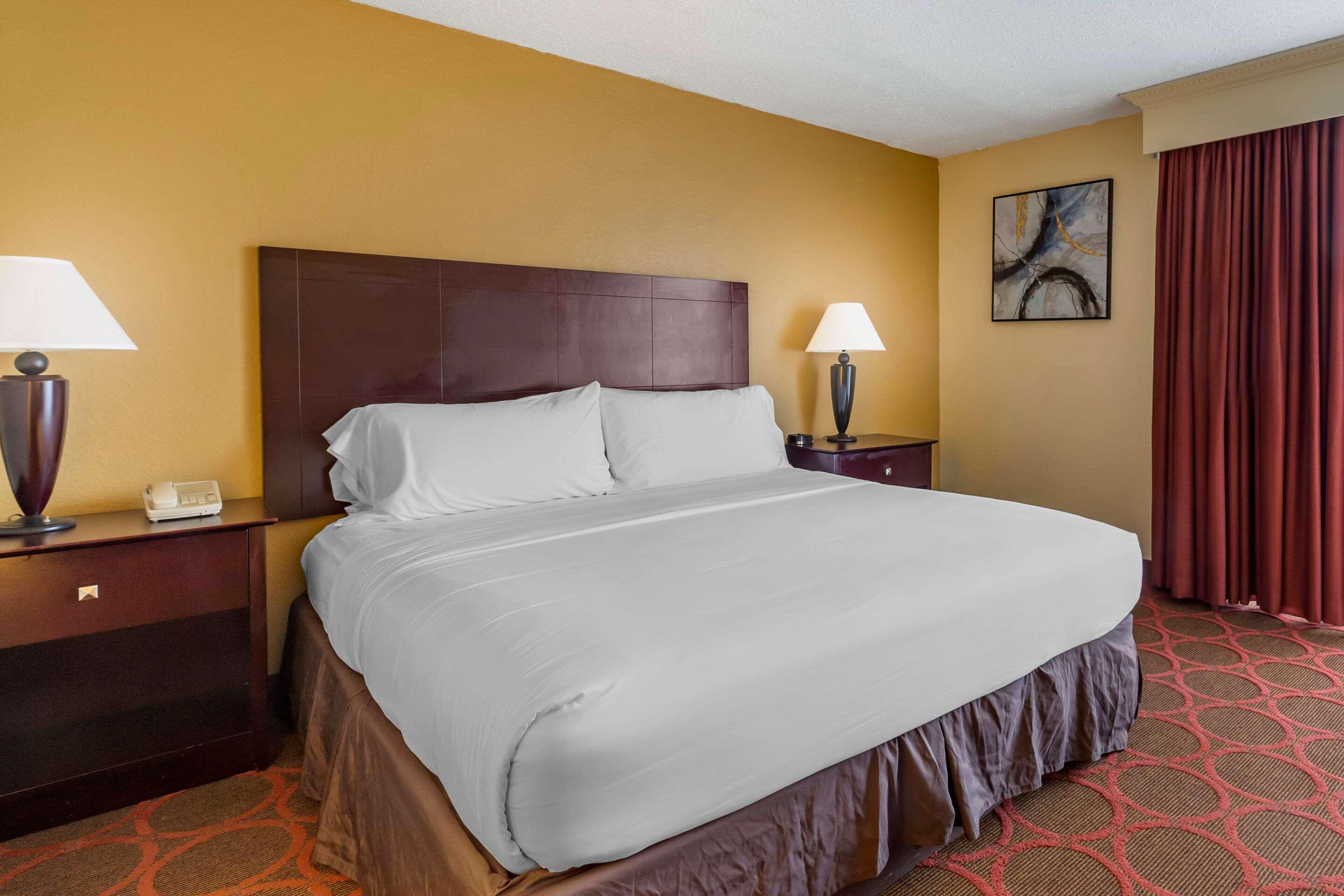 Clarion Hotel Fayetteville Exterior foto