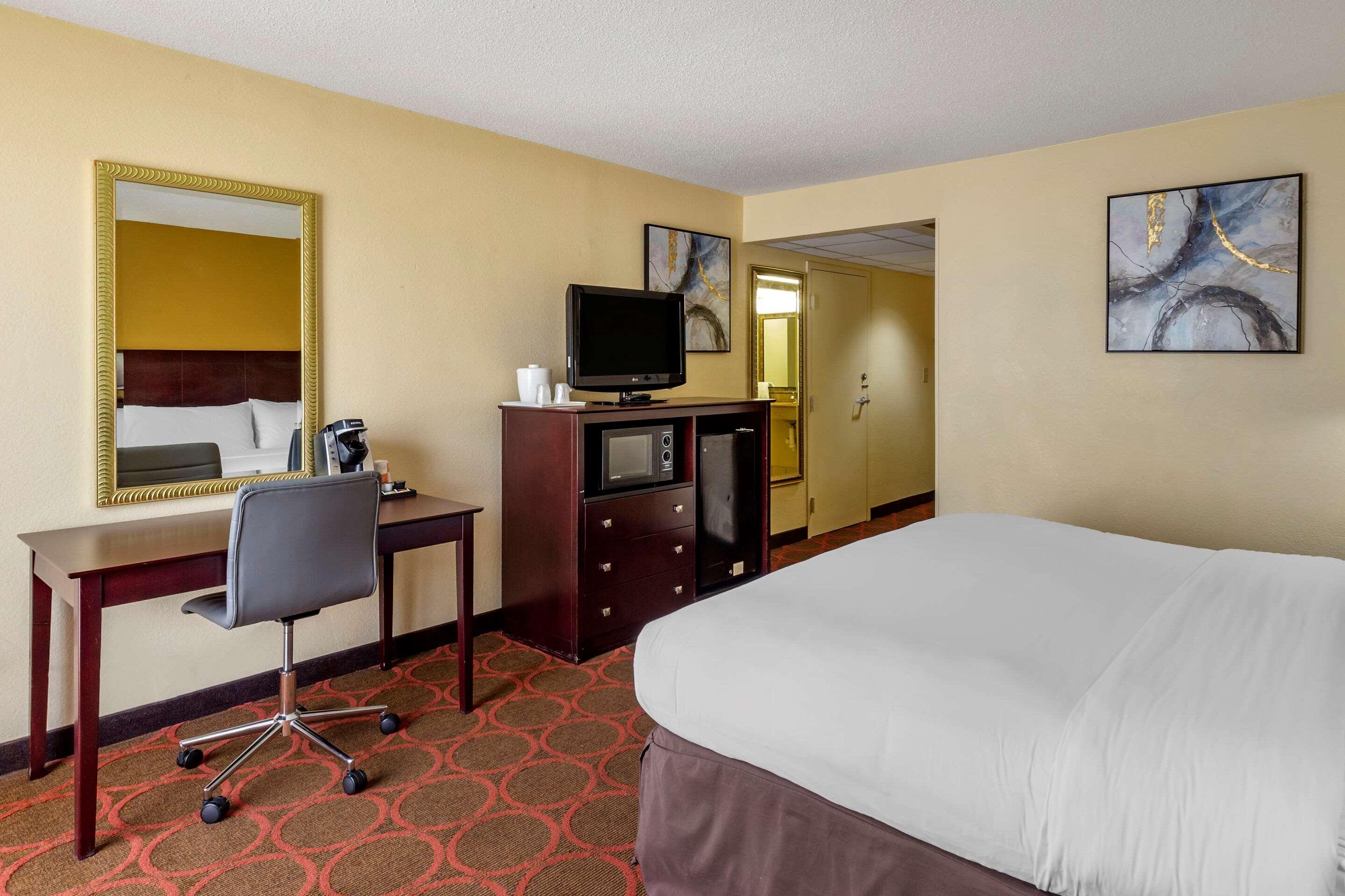 Clarion Hotel Fayetteville Exterior foto