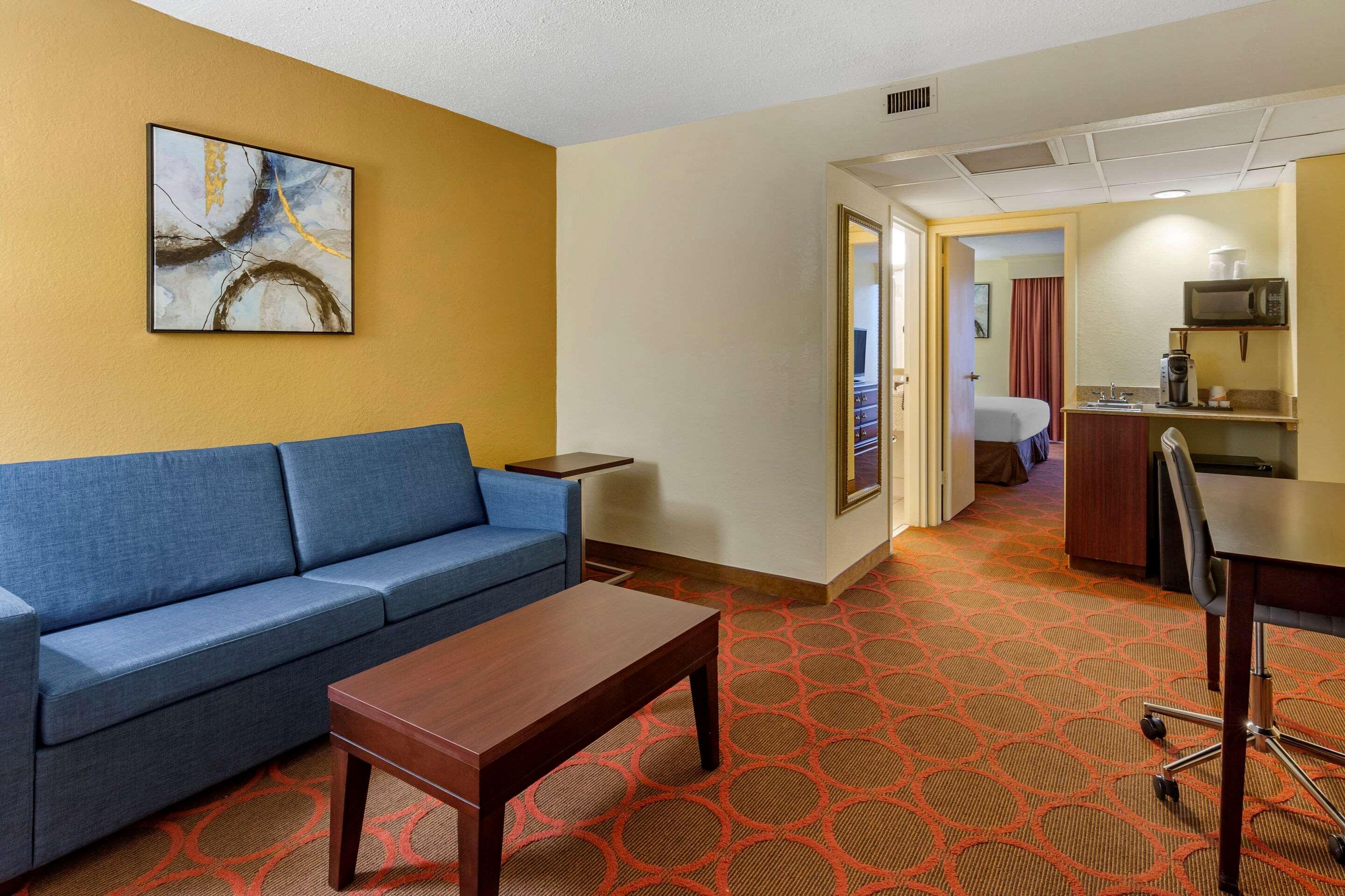 Clarion Hotel Fayetteville Exterior foto