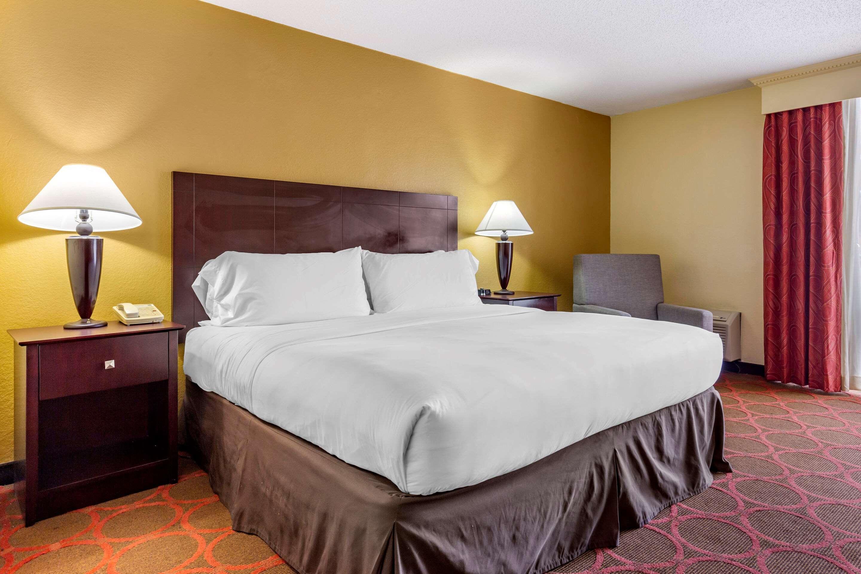 Clarion Hotel Fayetteville Exterior foto
