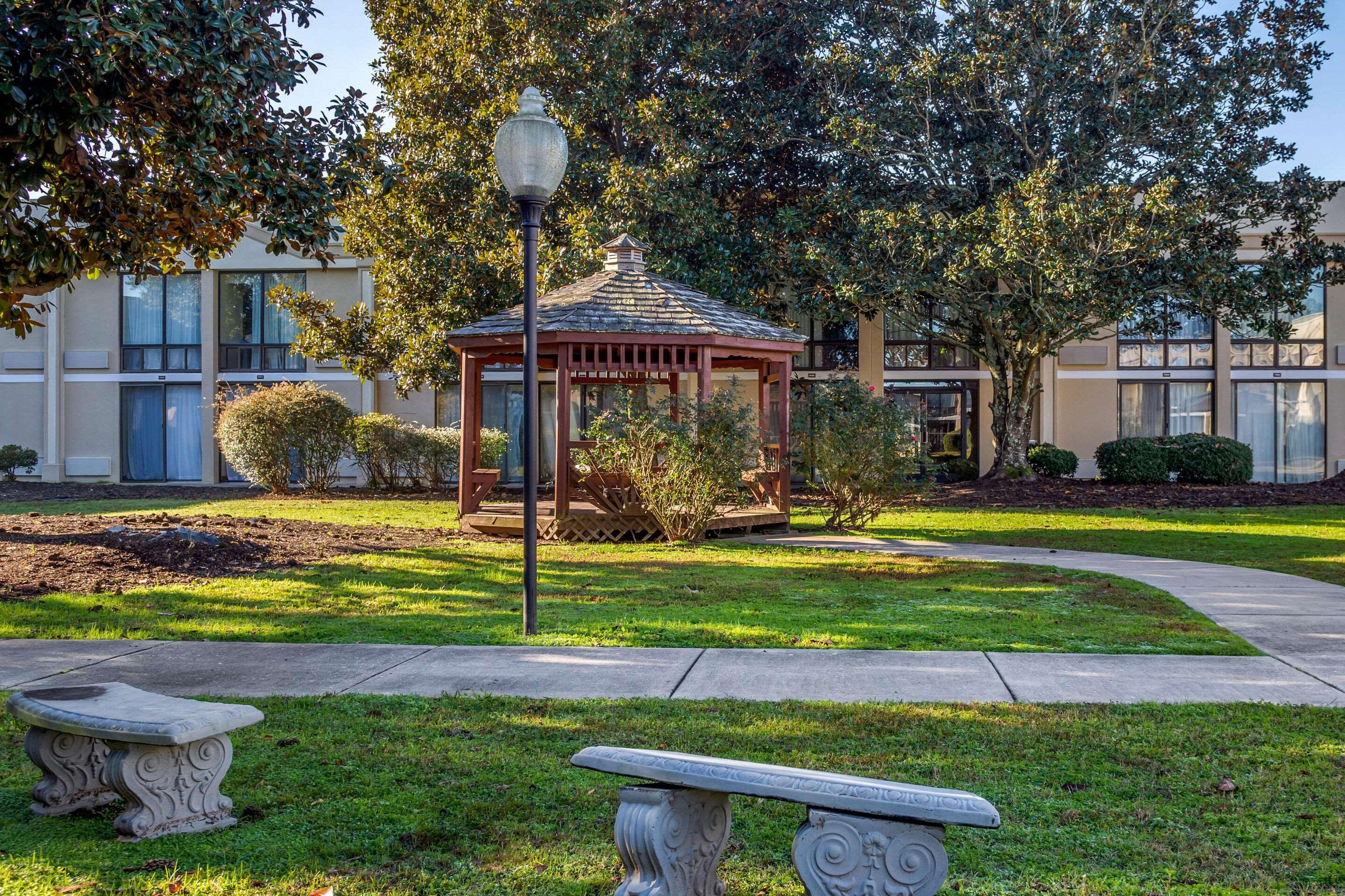 Clarion Hotel Fayetteville Exterior foto