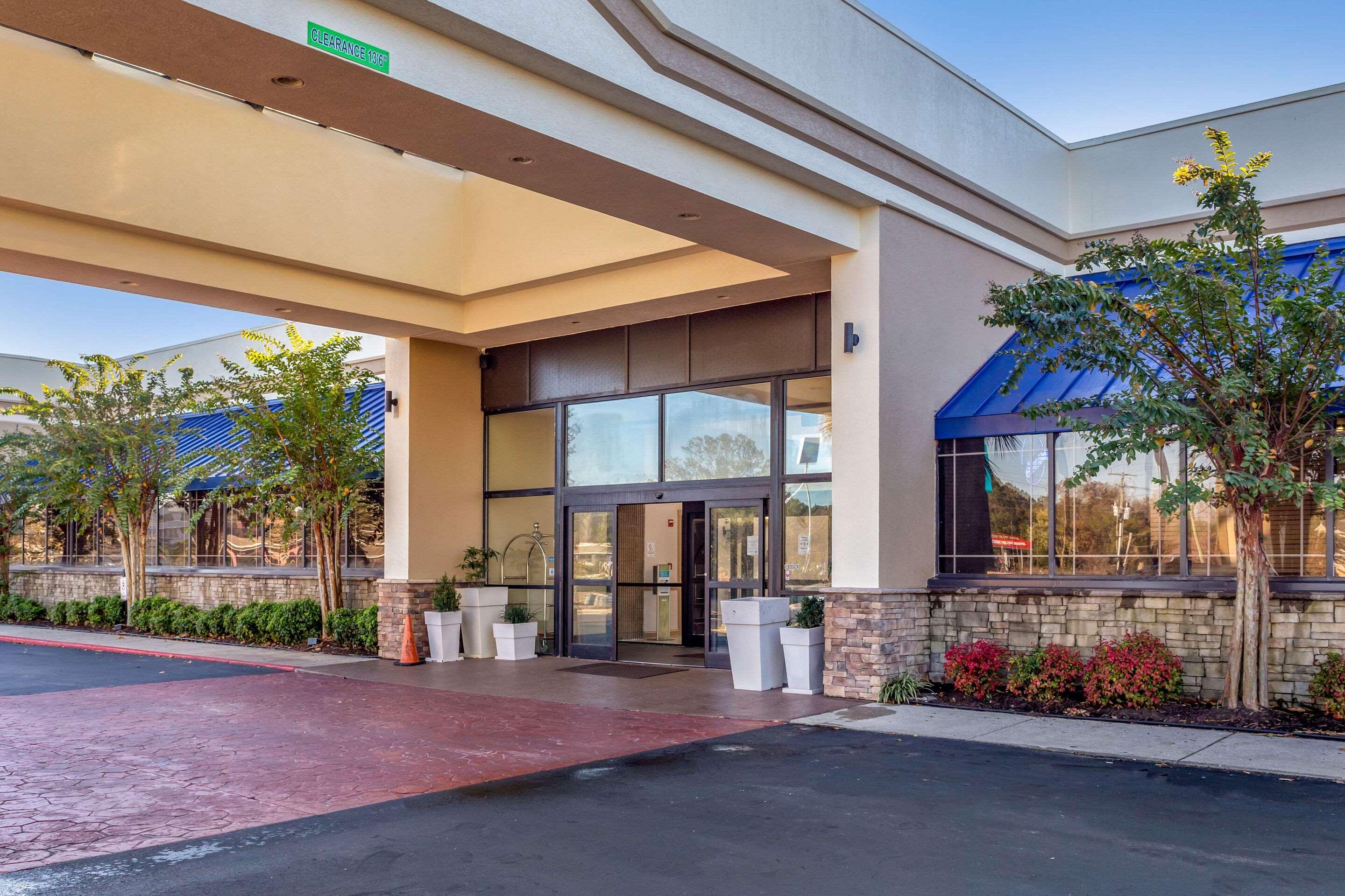 Clarion Hotel Fayetteville Exterior foto