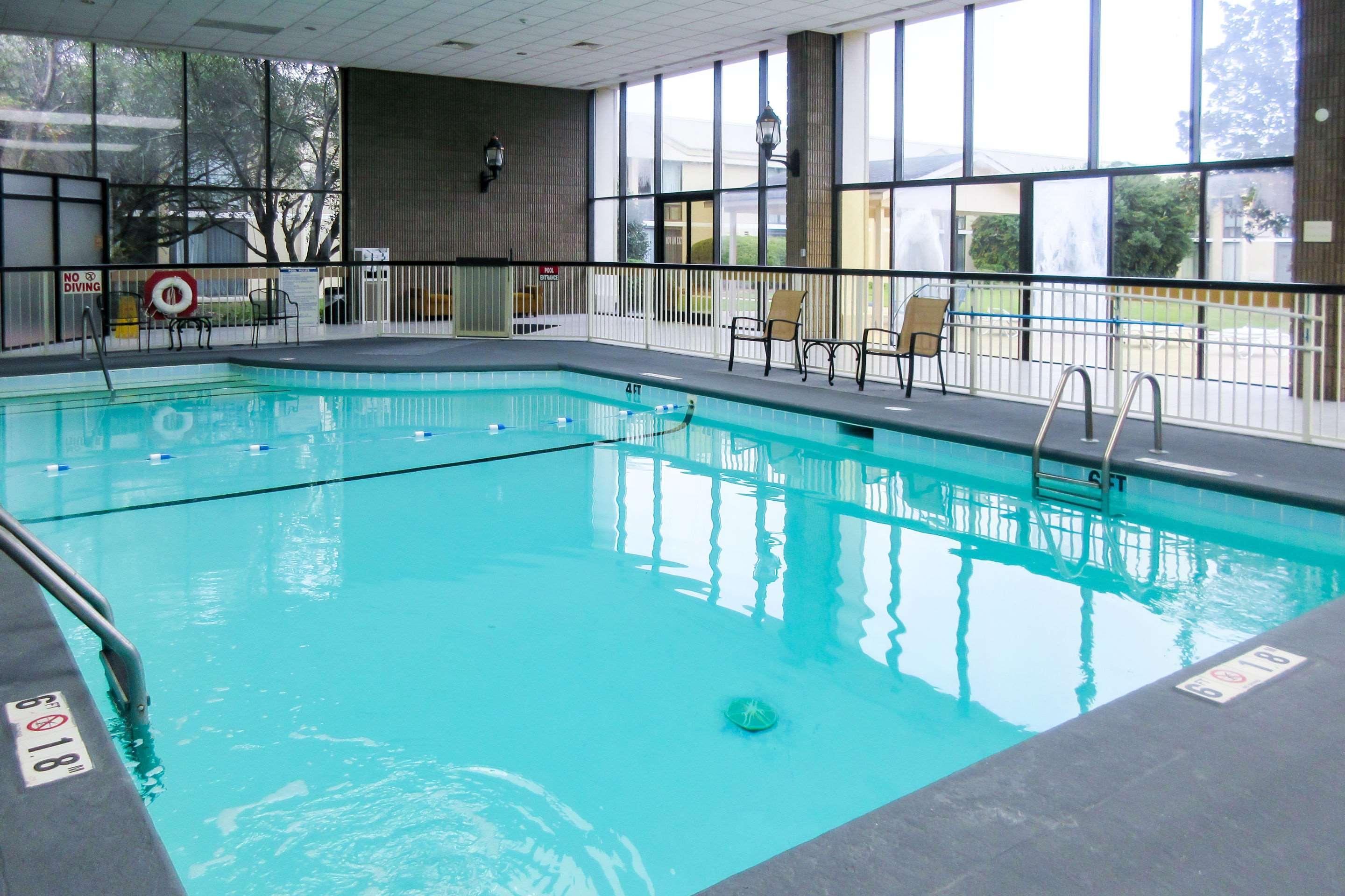 Clarion Hotel Fayetteville Exterior foto